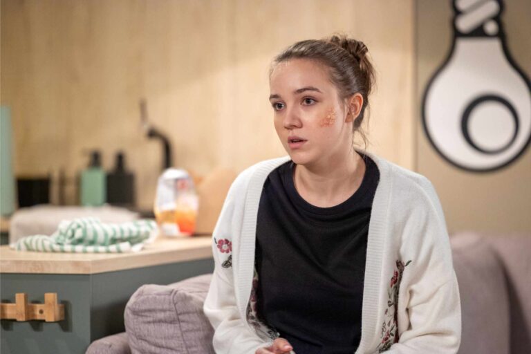 Ulice: Izolace i hra o čas. Byt Klímových se okamžitě mění v pevnost