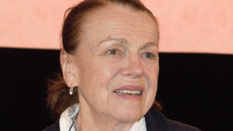 Vila Ivy Janžurové klame tělem. Zvenku oprýskaná fasáda, uvnitř čtyři kuchyně a prosklené podkroví