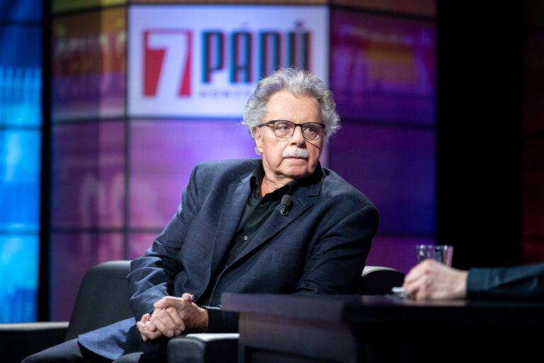 Pavol Hammel si díky alkoholovému šlofíku na letišti zachránil život. Zpěvák zmeškal letadlo, které se zřítilo