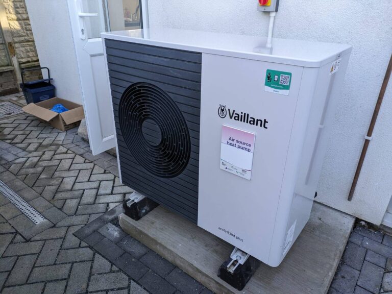 Plynové kotle brzy drasticky prodraží emisní povolenky. Češi přesto dál věří fámám o neúčinnosti čerpadel