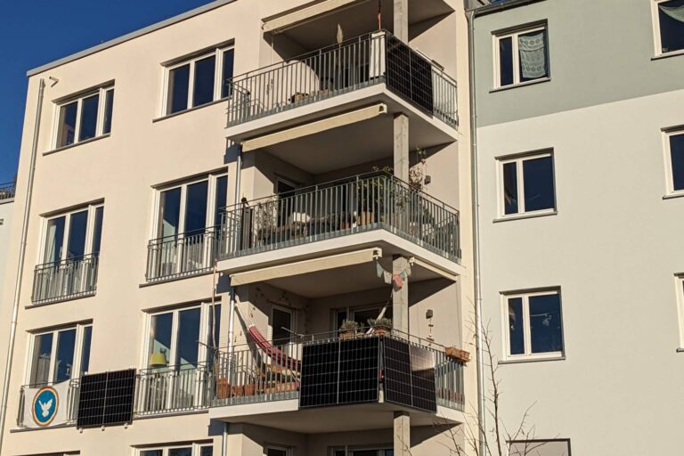 Vlastní elektrárna za dvacet tisíc korun. Balkonová fotovoltaika ze supermarketů zažívá v Česku boom