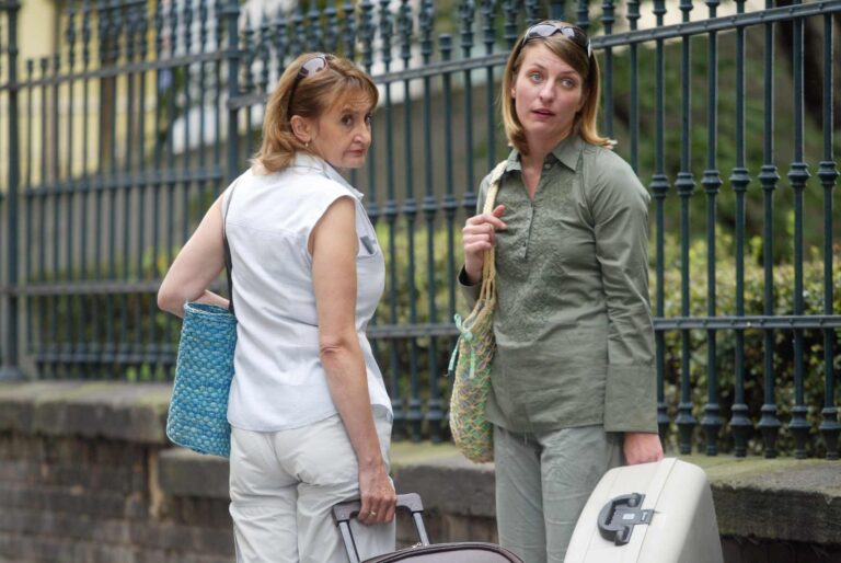 Účastníci zájezdu: Skrytá muka dovolenkové komedie. Šílené tempo, ztráta hlasu, ledové moře a spálení herci