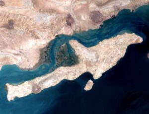 Qeshm Island - zachyceno pomocí družice NASA Landsat 7, FOTO: NASA image using data provided courtesy of the University of Maryland’s Global Land Cover Facility, Public domain, via Wikimedia Commons